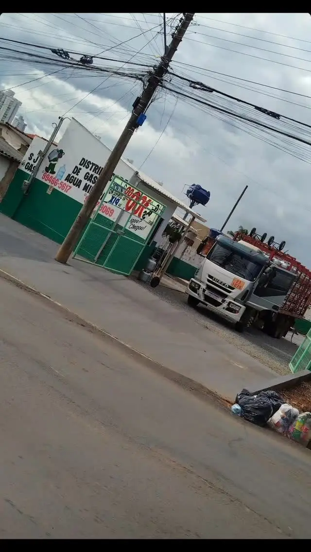 Caminhão real da SJ Gás carregado em frente à distribuidora.