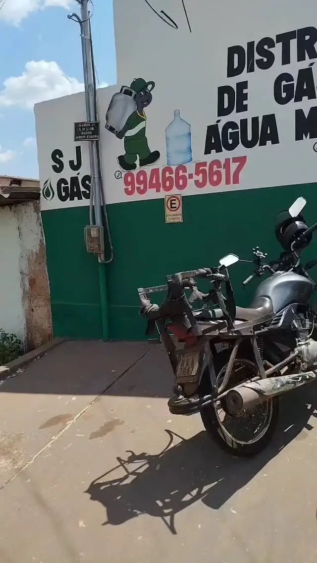 Fachada real da SJ Gás com moto de entrega estacionada.